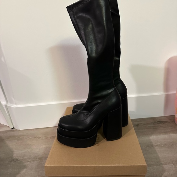 Steve Madden Black Heeled Platform Boots (Cypress) - Picture 2 of 4